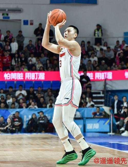 广东男篮遭遇质疑：状态起伏与伤病困扰，徐杰胡明轩逐渐回暖