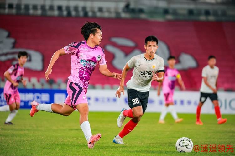 广东超级杯足球联赛开赛，13支草根球队以球贺新春