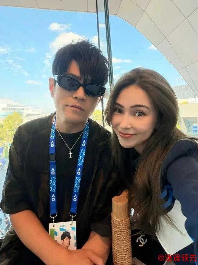 被强直性脊柱炎折磨的周杰伦，澳网状态引担忧，昆凌从导购到女老板，15岁年龄差藏不住了！